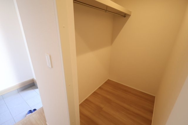 《仲介手数料無料》上尾市大字平塚2159-14(全1戸)新築一戸建てグラファーレの収納|撮影日 2025年11月28日 12:50 晴れ