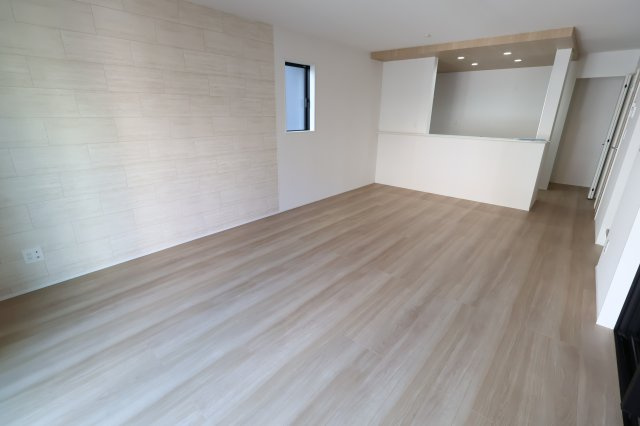 《仲介手数料無料》上尾市大字平塚2159-14(全1戸)新築一戸建てグラファーレの居間・リビング|撮影日 2025年11月28日 12:50 晴れ