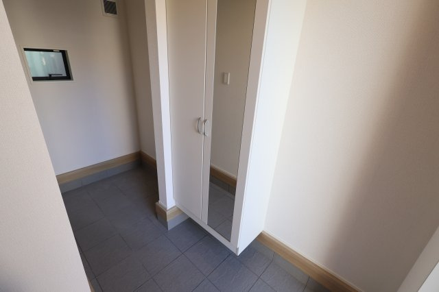 《仲介手数料無料》上尾市大字平塚2159-14(全1戸)新築一戸建てグラファーレの玄関|撮影日 2025年11月28日 12:50 晴れ