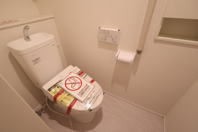 《仲介手数料無料》上尾市大字平塚2159-14(全1戸)新築一戸建てグラファーレのトイレ|撮影日 2025年11月28日 12:50 晴れ