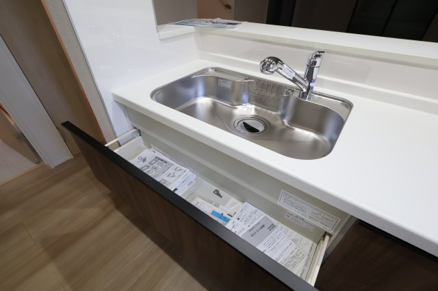 《仲介手数料無料》上尾市大字平塚2159-14(全1戸)新築一戸建てグラファーレのキッチン|撮影日 2025年11月28日 12:50 晴れ