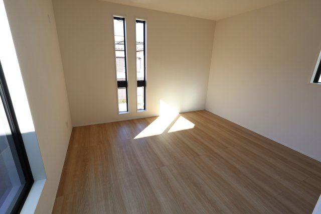 《仲介手数料無料》上尾市大字平塚2159-14(全1戸)新築一戸建てグラファーレの洋室|撮影日 2025年11月28日 12:50 晴れ