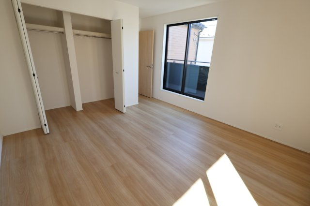 《仲介手数料無料》上尾市大字平塚2159-14(全1戸)新築一戸建てグラファーレの洋室|撮影日 2025年11月28日 12:50 晴れ