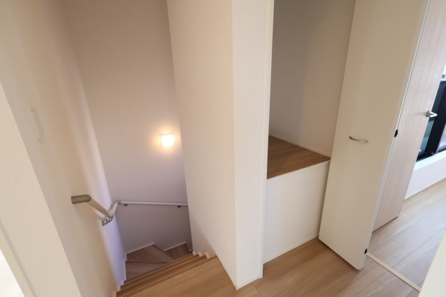 《仲介手数料無料》上尾市大字平塚2159-14(全1戸)新築一戸建てグラファーレの収納|撮影日 2025年11月28日 12:50 晴れ