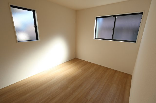 《仲介手数料無料》上尾市大字平塚2159-14(全1戸)新築一戸建てグラファーレの洋室|撮影日 2025年11月28日 12:50 晴れ