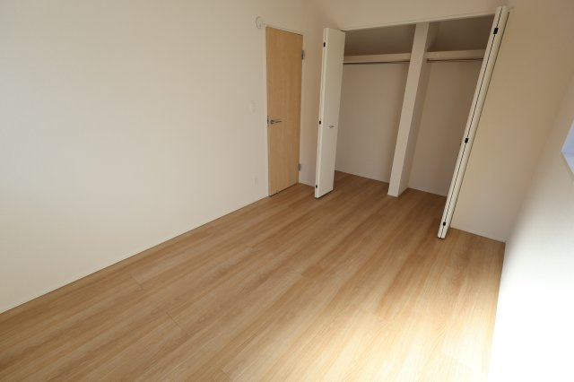 《仲介手数料無料》上尾市大字平塚2159-14(全1戸)新築一戸建てグラファーレの洋室|撮影日 2025年11月28日 12:50 晴れ