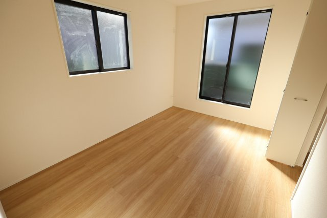 《仲介手数料無料》上尾市大字平塚2159-14(全1戸)新築一戸建てグラファーレの洋室|撮影日 2025年11月28日 12:50 晴れ