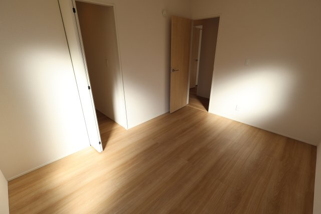 《仲介手数料無料》上尾市大字平塚2159-14(全1戸)新築一戸建てグラファーレの洋室|撮影日 2025年11月28日 12:50 晴れ