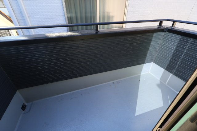 《仲介手数料無料》上尾市大字平塚2159-14(全1戸)新築一戸建てグラファーレのバルコニー|撮影日 2025年11月28日 12:50 晴れ