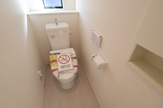 《仲介手数料無料》上尾市大字平塚2159-14(全1戸)新築一戸建てグラファーレのトイレ|撮影日 2025年11月28日 12:50 晴れ