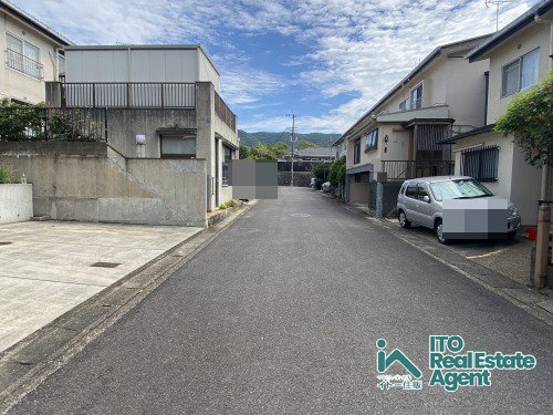 岩倉中在地町 中古テラスの前面道路含む現地写真