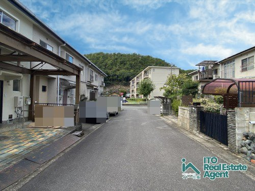 岩倉中在地町 中古テラスの前面道路含む現地写真