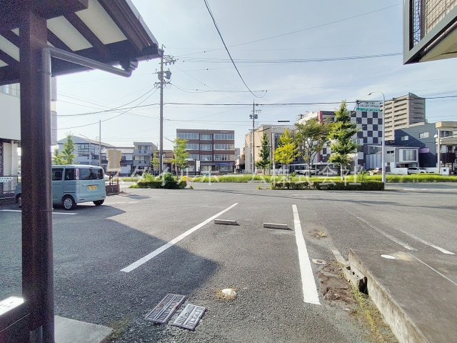 ネヴァーハウスの駐車場
