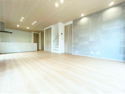 【居間・リビング】 | 【仲介手数料３１０万円が無料！！】■ＬＤＫ２１帖＋ウッドデッキテラス■１０４平米 | 【仲介手数料３１０万円が無料！！】
■ＬＤＫ２１帖＋広々テラス
■４ＬＤＫ＋車庫
■延床１０４平米
■高断熱住宅
■省エネ性能ラベル
■内覧可能