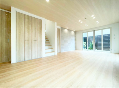 【居間・リビング】 | 【仲介手数料３１０万円が無料！！】■ＬＤＫ２１帖＋ウッドデッキテラス■１０４平米 | 【仲介手数料３１０万円が無料！！】
■ＬＤＫ２１帖＋広々テラス
■４ＬＤＫ＋車庫
■延床１０４平米
■高断熱住宅
■省エネ性能ラベル
■内覧可能