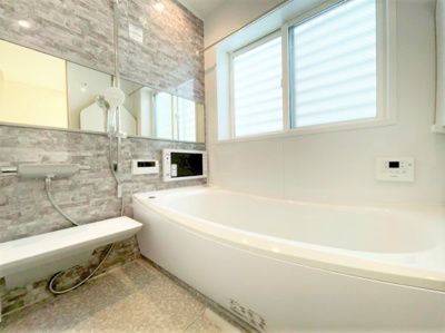 【浴室】 | 【仲介手数料３１０万円が無料！！】■ＬＤＫ２１帖＋ウッドデッキテラス■１０４平米 | 【仲介手数料３１０万円が無料！！】
■ＬＤＫ２１帖＋広々テラス
■４ＬＤＫ＋車庫
■延床１０４平米
■高断熱住宅
■省エネ性能ラベル
■内覧可能