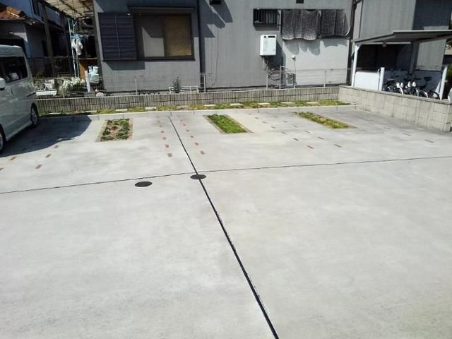 ブリッサ港西Ⅱの駐車場