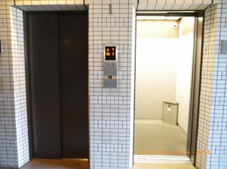 【その他共用部分】 | 階段移動の手間を省く現代の必需設備です。