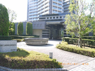 【エントランス】 | 重厚感溢れるエントランスは、マンションの優雅さを示す特徴でもあります。