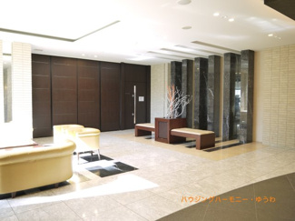 【その他共用部分】 | 清潔感と歓迎感があるエントランスホールとなります。