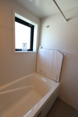 《仲介手数料無料》緑区太田窪１丁目12-18(2号棟)新築一戸建てリガーレの浴室|2025年9月26日 12:50 晴れ