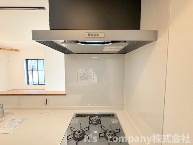 ◎茅ヶ崎市浜須賀　新築戸建　３号棟のキッチン|お手入れのしやすいスリムタイプのレンジフード☆