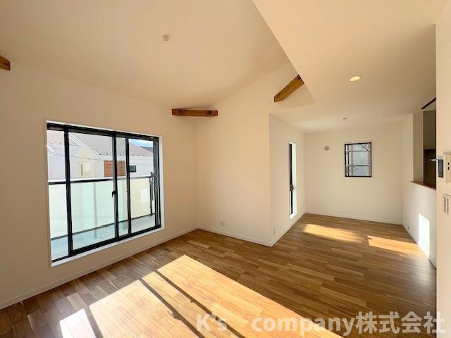 ◎茅ヶ崎市浜須賀　新築戸建　３号棟の居間・リビング|リビングはゆとりの広さの19帖◇リビングの正面にはルーフバルコニーが広がっています◇