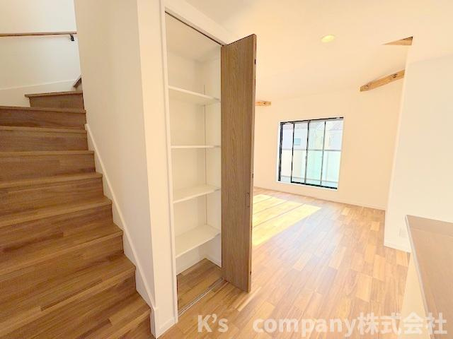 ◎茅ヶ崎市浜須賀　新築戸建　３号棟の内装|リビング階段☆ご家族とのコミュニケーションが取りやすい仕様♪