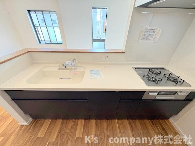 ◎茅ヶ崎市浜須賀　新築戸建　３号棟のキッチン|濃い色調で引き締まった印象のおしゃれなシステムキッチン☆