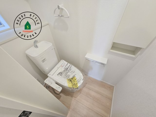 福岡市早良区重留1丁目第7-1棟(１号棟)のトイレ|トイレ・ウォシュレット付。快適で衛生的な洗浄機能付温水シャワートイレです。収納や手すりもついてます。