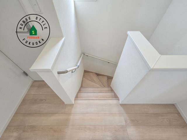 福岡市早良区重留1丁目第7-1棟(１号棟)の内装|＜手すり付階段＞手すりがないと階段の昇り降りで危険なことはもちろん、壁に手をつきながら歩くことで壁紙が汚れやすくなります。すべての方に快適に昇り降りしていただくため、手すりを設置しました。