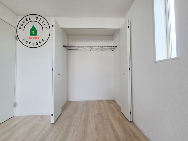 福岡市早良区重留1丁目第7-1棟(１号棟)の収納|【WIC（ウォークインクローゼット）】 たくさんの洋服をかけてもシワになりにくいウォークインクローゼット。洋服以外にも、普段使わない家電やスーツケース、ストック品など何でも片付く嬉しい空間です。