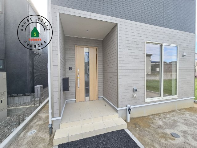 福岡市早良区重留1丁目第7-1棟(１号棟)の玄関|地盤調査済 / 玄関へ向かうまでのアプローチに漂う上質が期待感をもたせます。玄関は建物の顔。落着きを醸し出した自己主張が心に訴えてきます。