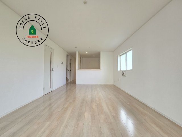 福岡市早良区重留1丁目第7-1棟(１号棟)の居間・リビング|キッチンからリビングをしっかり確認できます。家族の笑顔があふれる空間になりそうですね。※家具はCGを合成したものです。