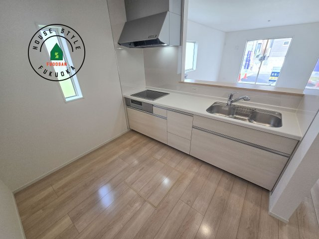 福岡市早良区重留1丁目第7-1棟(１号棟)のキッチン|カウンターキッチンなら、リビングで遊ぶ子供の様子を見ながら料理ができるので安心です。料理を運んでもらったり、子供にお手伝いしてもらいやすいのもいいですね。