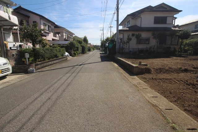 野木町友沼の前面道路含む現地写真|北東側道路（2025年10月撮影）