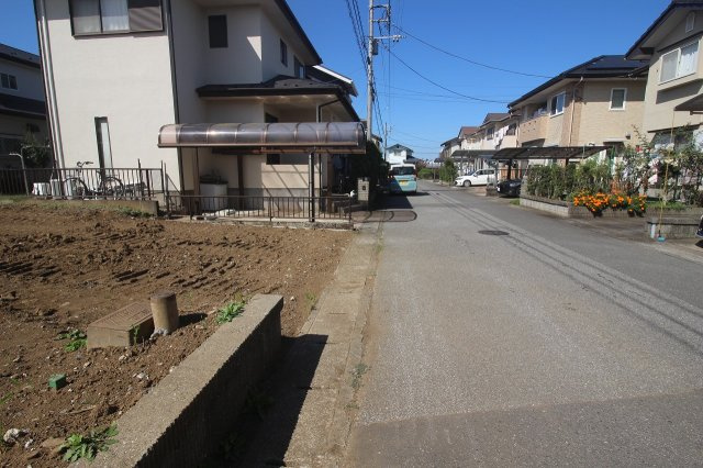 野木町友沼の前面道路含む現地写真|北東側道路（2025年10月撮影）