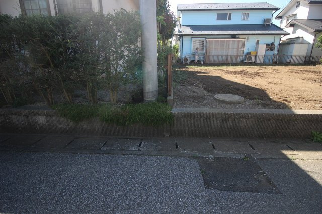 野木町友沼の外観|南東側との境界部分（2025年10月撮影）