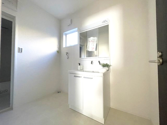 西区井口１丁目　№36136の洗面所|3面鏡の裏には便利な
収納があります。