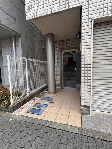 フラッツ白山のエントランス