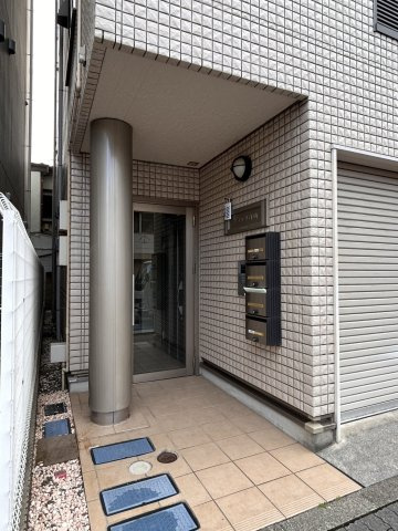 フラッツ白山のエントランス