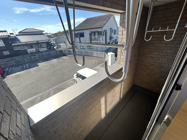 【バルコニー】 | レジェンドⅡ | 南側なので洋服を干すには最適です！＊別部屋の写真です