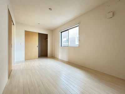 【居間・リビング】 | レジェンドⅡ | 広々7帖の洋室に、収納力の高いウォークインクローゼット付き！