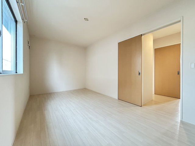 【洋室】 | レジェンドⅡ | 明るい日が差し込み、快適に過ごすことができます。