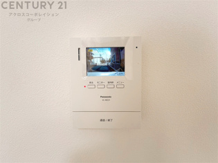 訪問者が来たときにテレビ画面で確認できるため、安心してドアを開けられます。録画機能があるものもあり、留守中に来訪者を記録しておくことができます。利便性が高く、セキュリティ面でも安心です