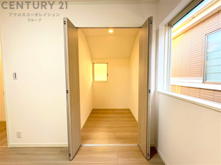 収納力が高く洋服や小物を整理しやすく、更衣室のように使え、部屋がすっきり保てます。収納の配置を自由に調整でき、換気性が良く防湿・防虫対策も可能。快適で機能的な生活空間を実現できます♪