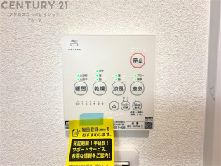 常に新鮮な空気を室内に供給し、室内の換気を効果的に行います。湿気やニオイ等を排出し、健康な環境を維持。快適な室内温度と湿度を調整し、エネルギー効率も向上。居住空間の快適性と健康面の改善が期待できます。