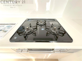 多数の調理器具を同時に使用でき、料理の効率化が可能。省エネで節約になり、様々な料理スタイルに適応できます。また、火力調整が独立しており、手入れや掃除もしやすく、今よりもっとお料理が楽しくなるかも。