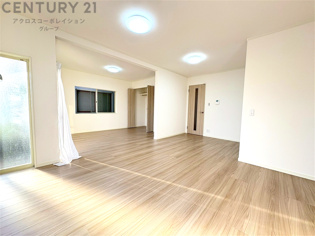 リビングダイニングは家族や友人とのコミュニケーションを楽しむ場所でくつろぎながら食事や会話を楽しめ、多目的に利用できリラックスできる空間です。家庭内の中心として機能し、快適な生活をサポートします。