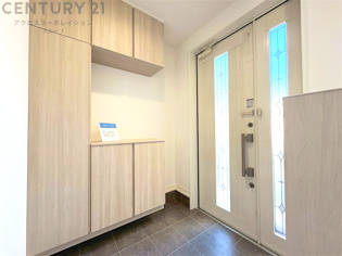 大きな玄関収納付きの玄関です　家族皆様の履物をしっかり収納できます
